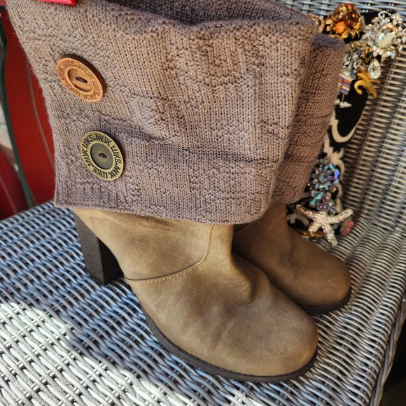 MUK LUKS Sweater ~ Knit Cuffed Ankle Boots with Button Detail ~ Size 9 ~ CUTE! - Picture 1 of 3